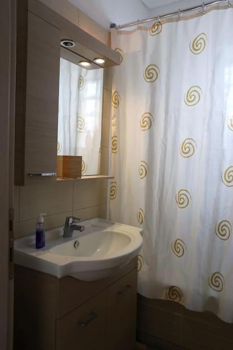 Fly Me To The Moon! Apartment Атина Екстериор снимка